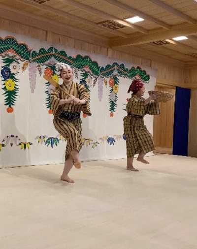 琉球舞踊を踊る人々